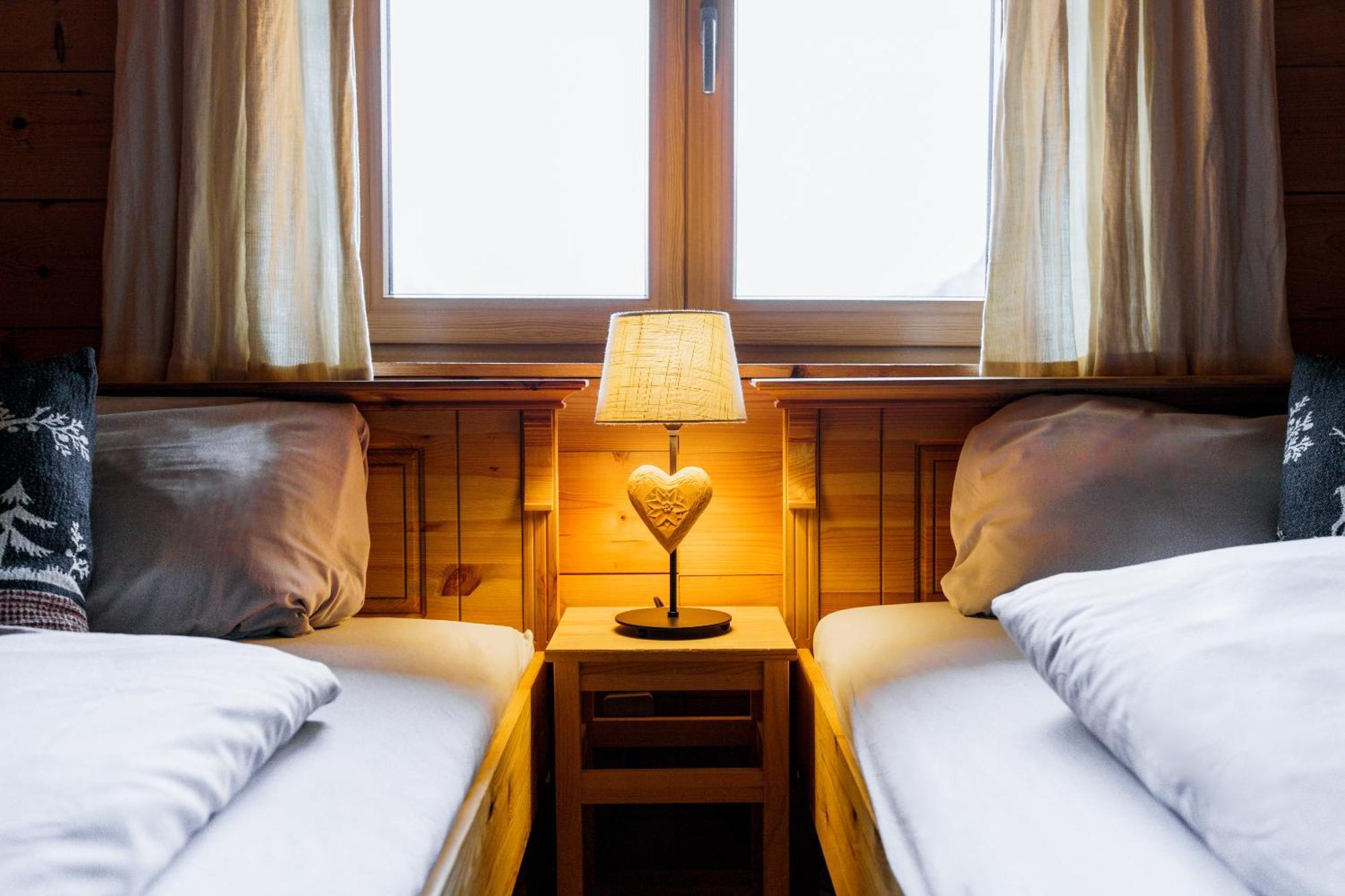 Ski-In & Ski-Out Out Chalet Maria With Amazing Mountain View Maria Alm am Steinernen Meer Rum bild